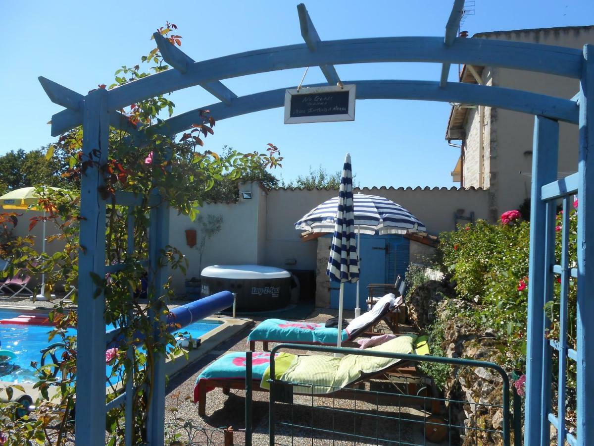 Chat Noir Gite Et Chambre D'Hotes Genouille  Zewnętrze zdjęcie