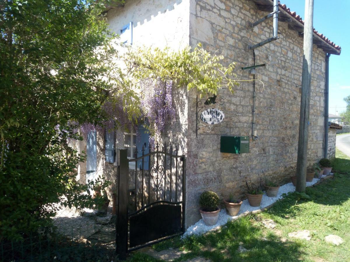 Chat Noir Gite Et Chambre D'Hotes Genouille  Zewnętrze zdjęcie